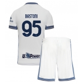 Inter Milan Alessandro Bastoni #95 Udebanetrøje Børn 2024-25 Kort ærmer (+ bukser)